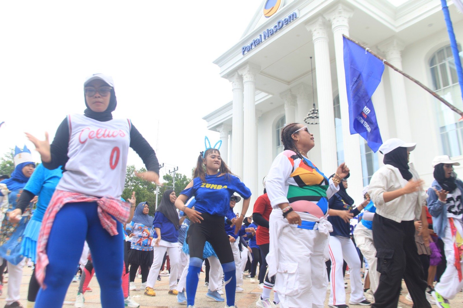 Ratusan Warga Padati Senam Zumba HUT ke-14 Partai NasDem Kalteng